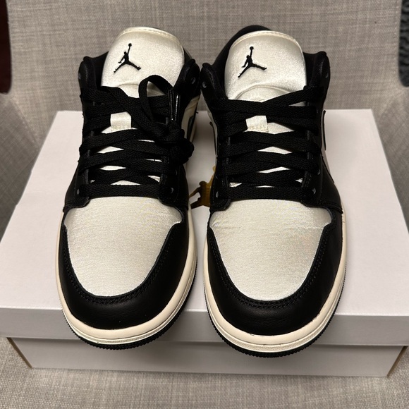 Nike Air Jordan 1 Low SE - Picture 3 of 7